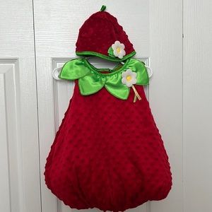 Súper Cute Strawberry Custome for Baby Girl! Almost New!